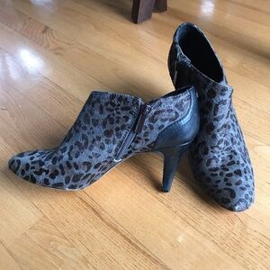 Vince Camuto heels Cow Hair Gray Leopard print shoes Booties Womens Size 7.5